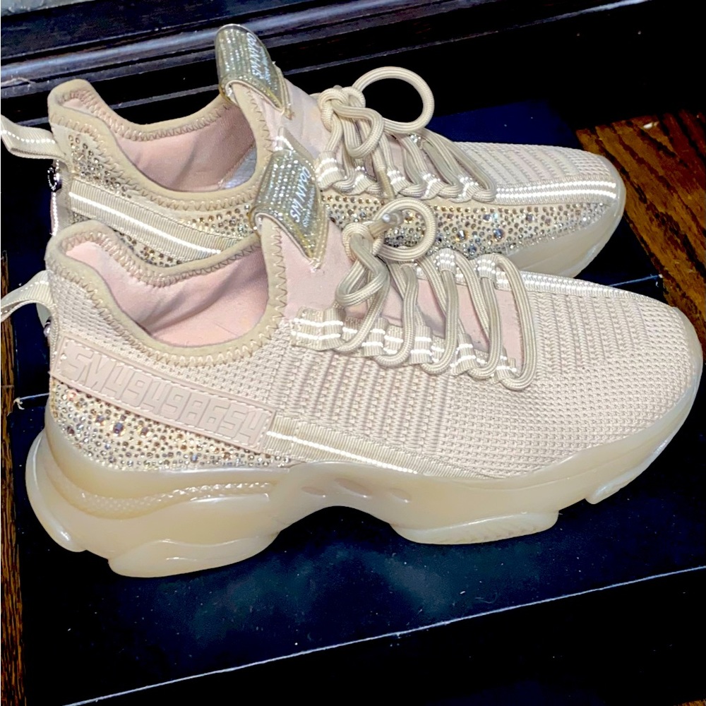 Beautiful Steven Madden Size 9.5 Women’s Sneakers cream color